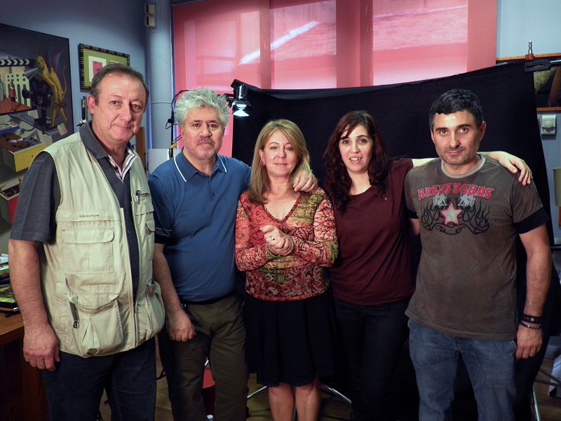 Pedro Almodóvar posa con el equipo de Informe Semanal que le acompañará hasta Cannes.