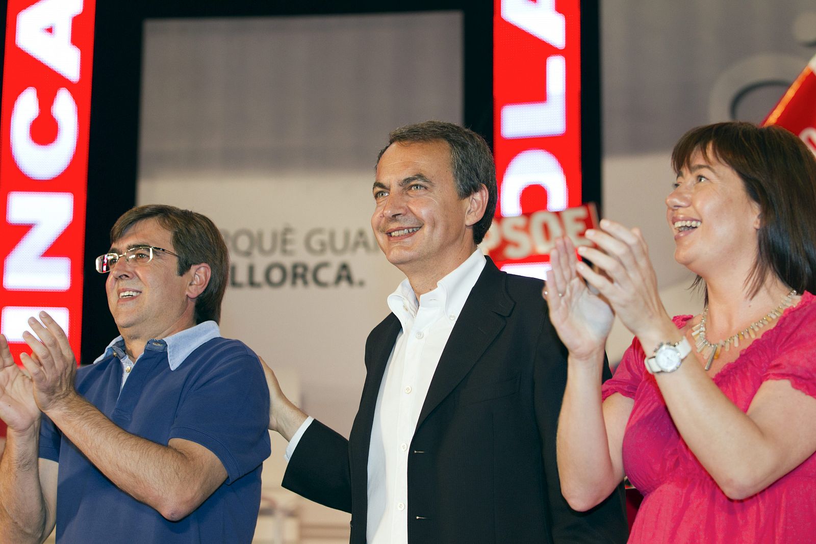 El presidente del gobierno Jose Luis Rodriguez Zapatero (c), acompañado por el candidato del PSIB-PSOE a la presidencia del gobierno balear, Francesc Antich (i).