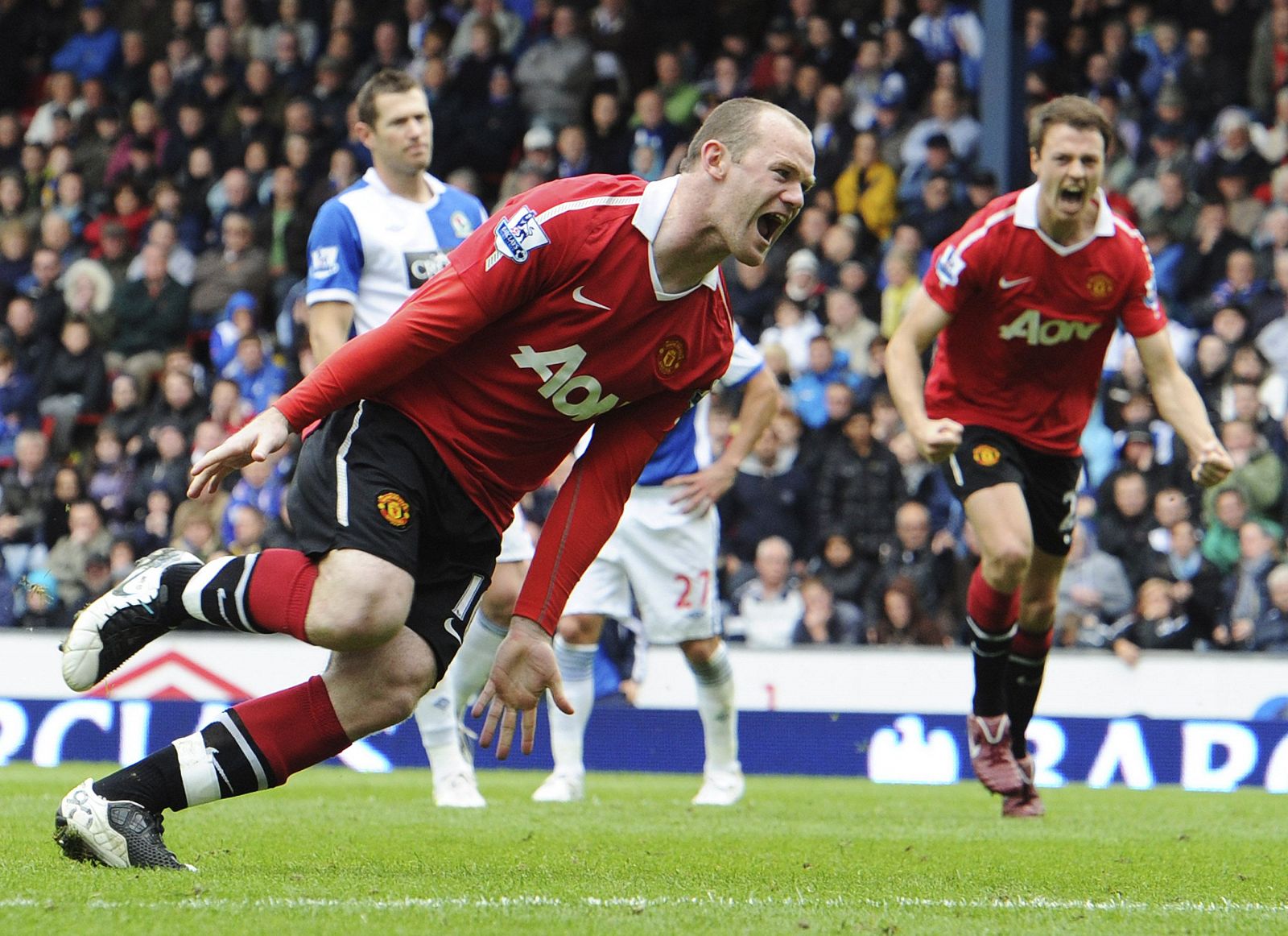 Rooney celebra el gol de penalti ante el Blackburn que les da el 19º título de la Premier
