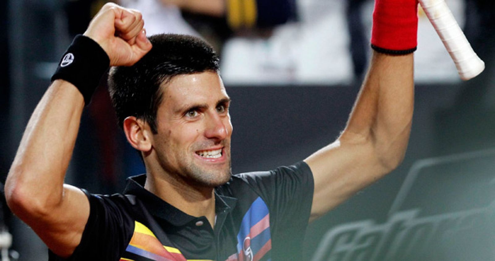 Novak Djokovic levanta los brazos tras vencer a Murray en semifinales del Masters de Roma.