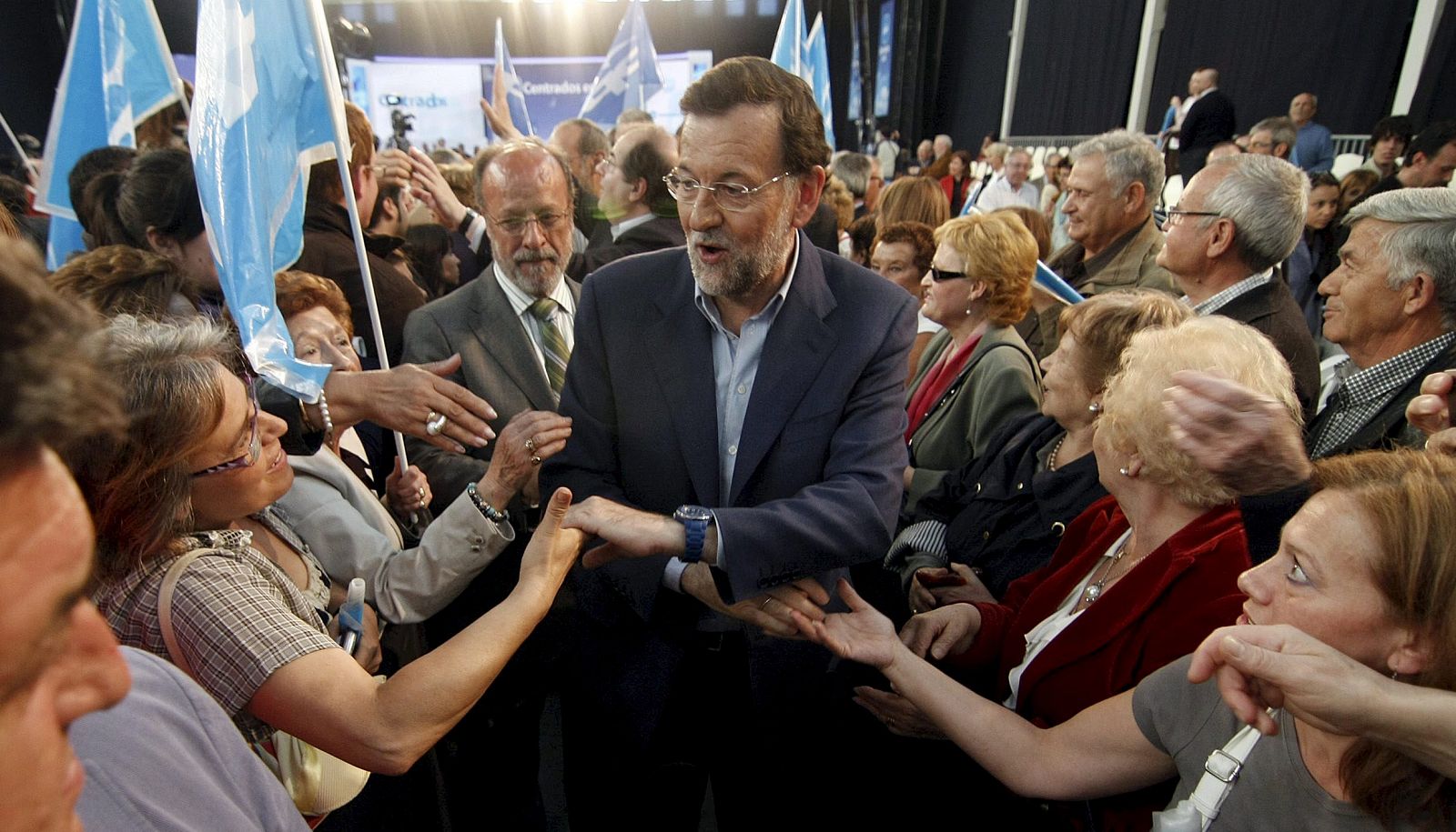 El presidente del PP, Mariano Rajoy (c) durante el mitin celebrado hoy en Valladolid