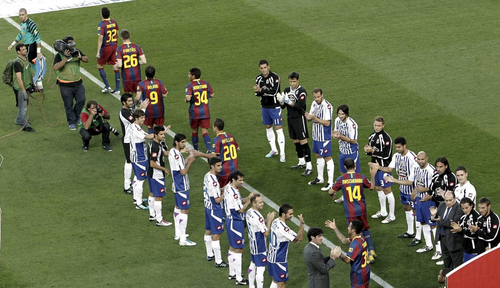 Los jugadores del Deportivo de la Coruña realizan el pasillo de honor