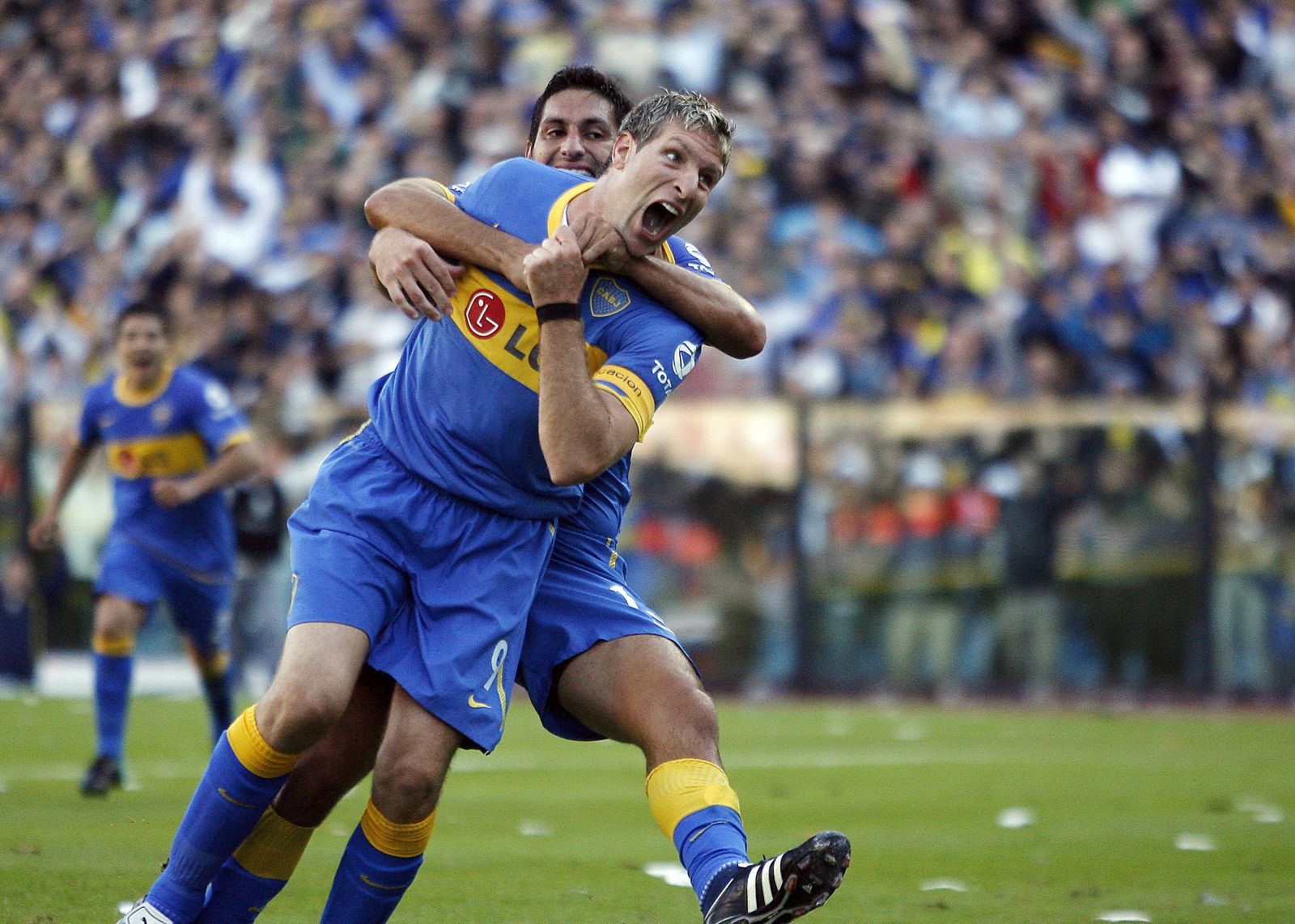 Martín Palermo celebra después de anotar un gol ante River Plate