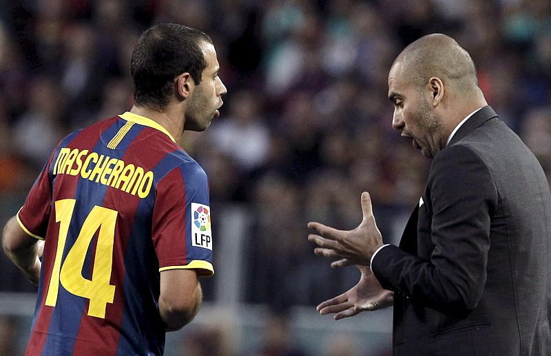 El entrenador del FC Barcelona, Pep Guardiola, da instrucciones a Mascherano ante el Depor.