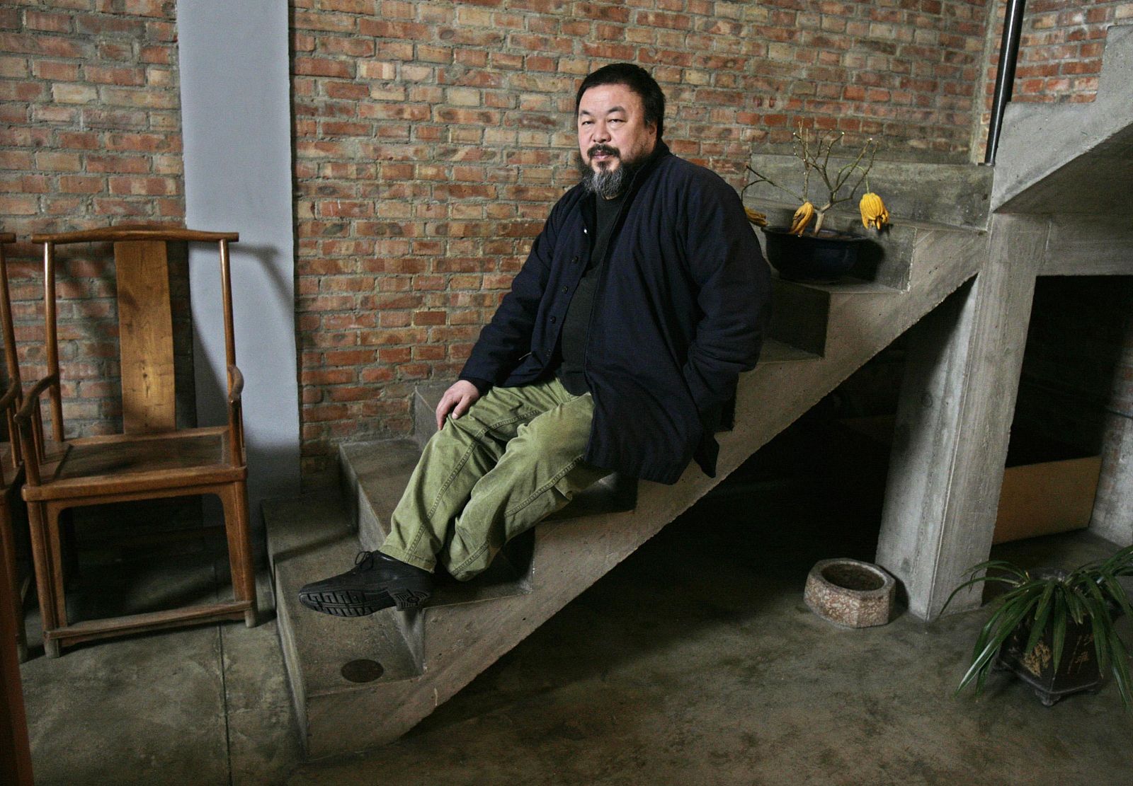 Fotografía de archivo del artista y disidente chino Ai Weiwei en su estudio de Pekín.
