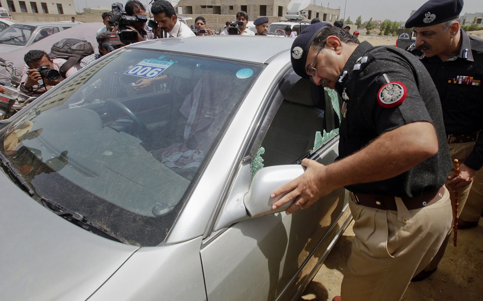 Policías paquistaníes inspeccionan el coche del diplomático saudí asesinado en Karachi