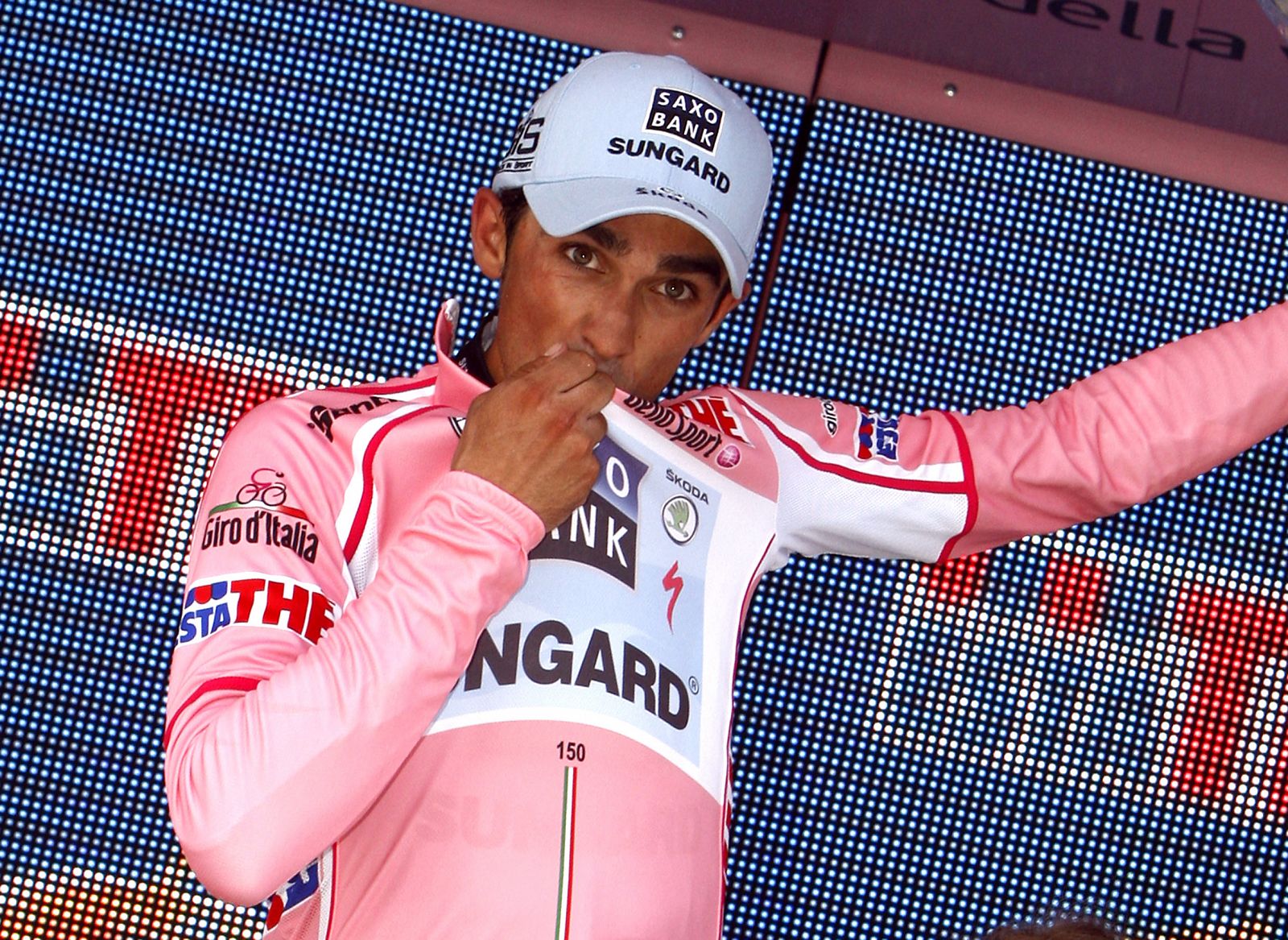 Alberto Contador, con la 'maglia' rosa conseguida en la cima del Etna.