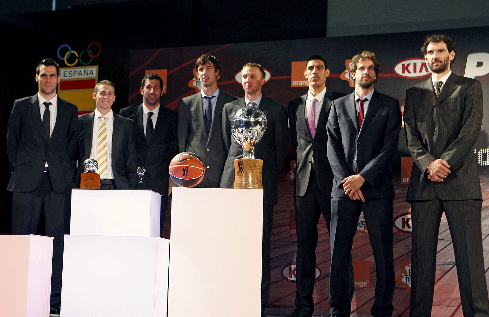 Los jugadores Fernando San Emeterio (Caja Laboral), Jaycee Carroll (Gran Canaria 2014), Álex Mumbrú (Bizkaia Bilbao Basket), Ante Tomic (Real Madrid), Dusko Savanovic (Power Electronics Valencia), Gustavo Ayón (Fuenlabrada), Roger Grimau (Regal Barcelona) y Jorge Garbajosa (Unicaja), durante la presentación de la fase final de la LIga ACB.