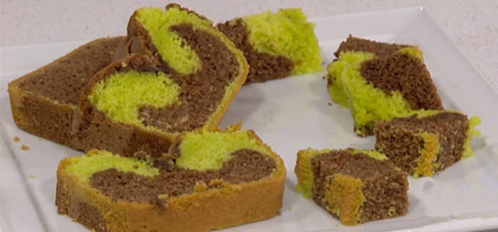 Pastel de chocolate y té verde