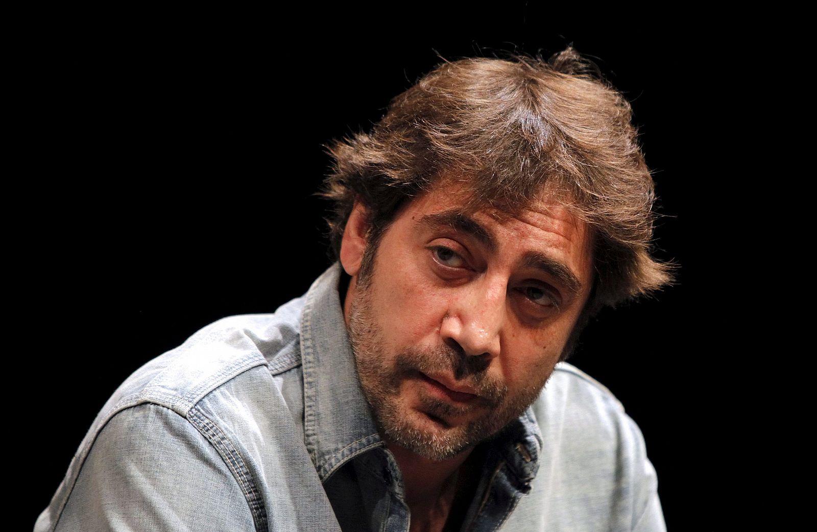 Javier Bardem y el director Juan Carlos Corazza (no fotografiado) ofrecen una rueda de prensa antes de la representación de "Evocando Yerma" en el teatro Meyerhold en Moscú (Rusia)