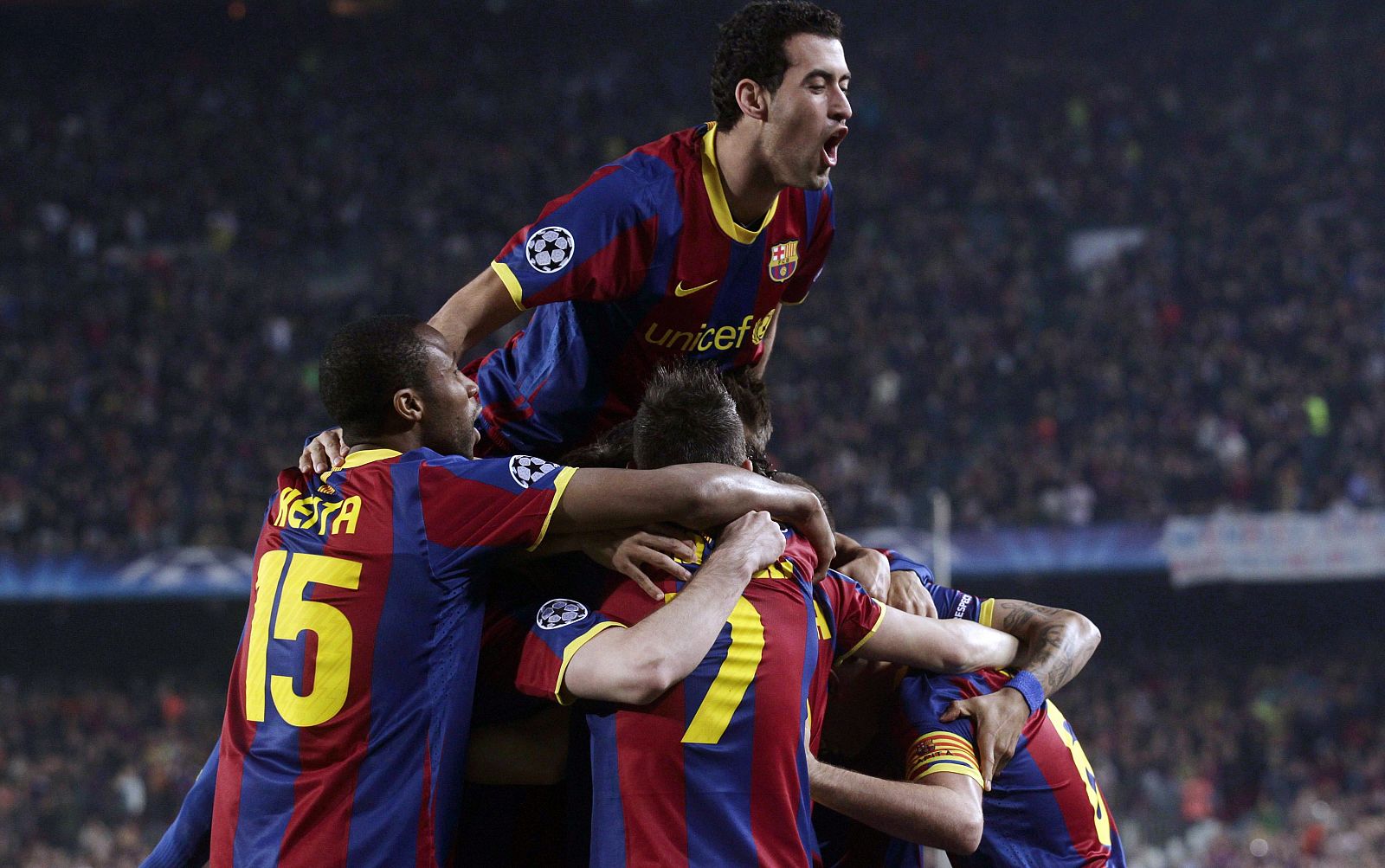 Sergio Busquets celebra un gol del Barcelona esta temporada junto al resto de compañeros.