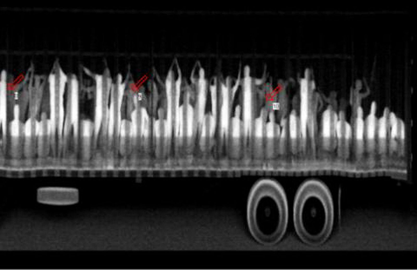 Imagen proporcionada por el Gobierno del Estado de Chiapas que muestra cómo fueron detectados, mediante escáner, los migrantes que viajaban en condiciones infrahumanas por este sureño estado mexicano.