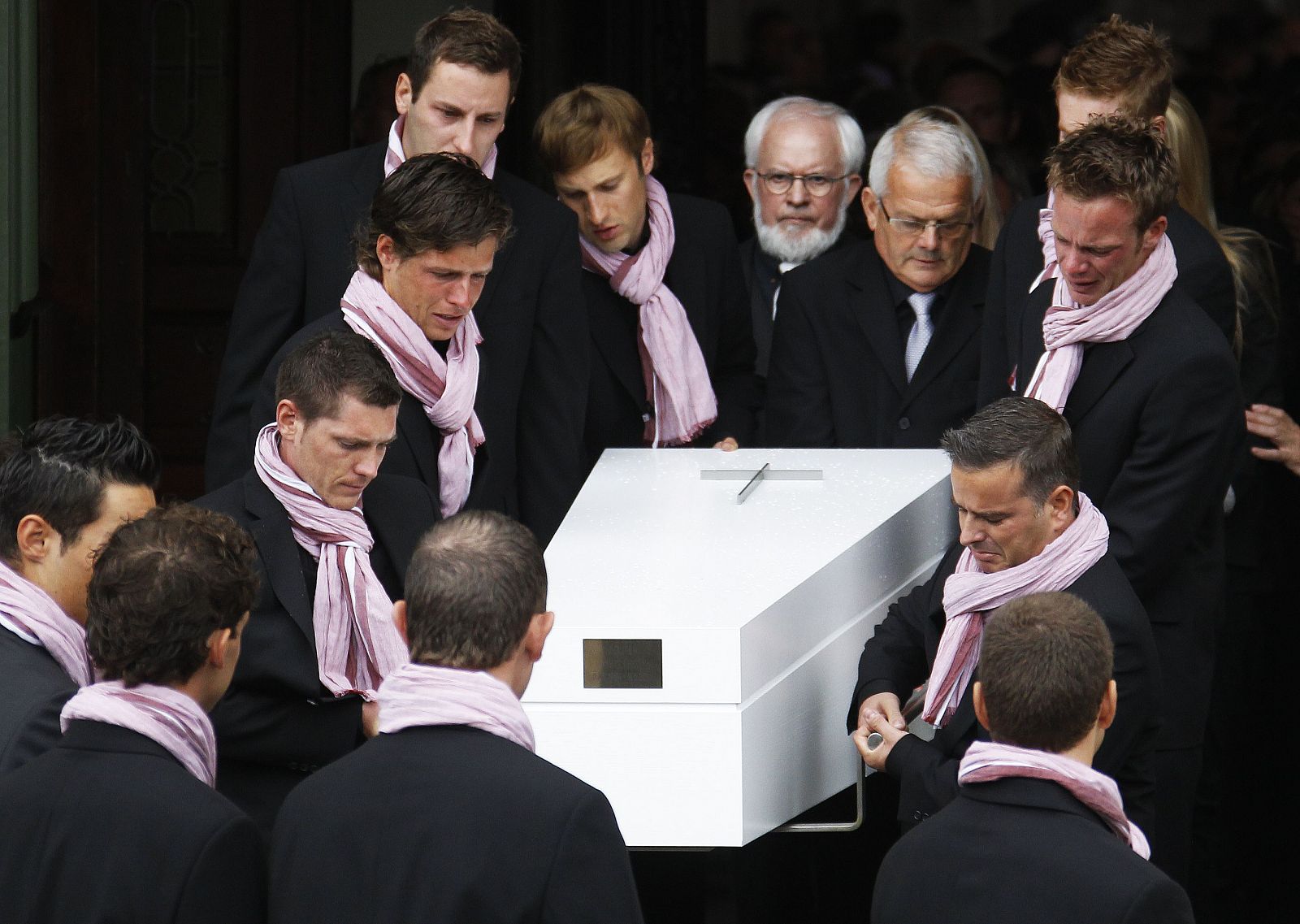 Los compañeros de Wouter Weylandt portan el ataud en el acto del funeral por el ciclista.