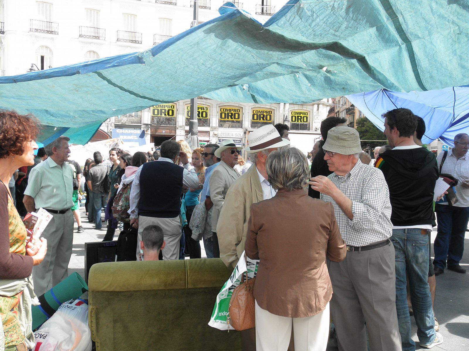 Gente de todas las edades participa en la protesta en la Puerta del Sol