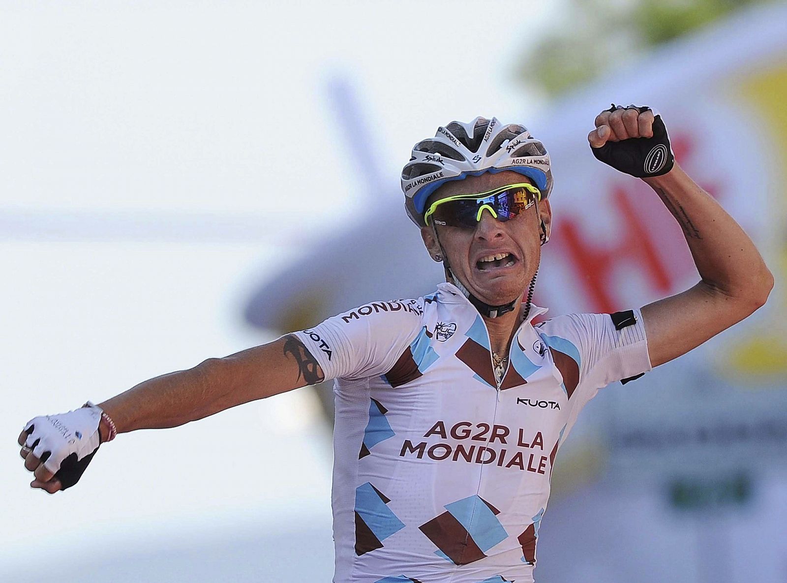 El ciclista francés John Gadret, del equipo Ag2R, celebra su victoria en la undécima etapa del 94 Giro de Italia, en Castelfidardo.