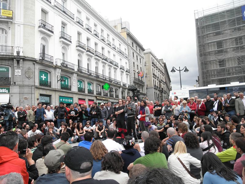 Las diferentes comisiones de los acampados en Sol exponen las ideas acordadas de forma breve