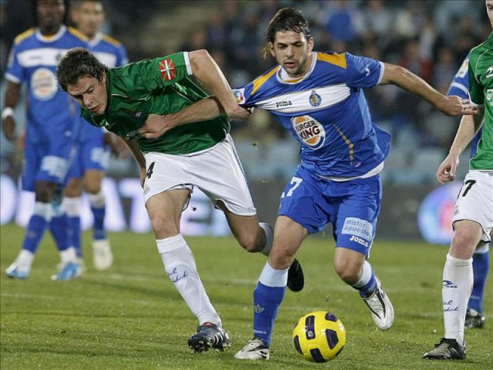 El centrocampista del Getafe CF Víctor Sánchez lucha por el balón ante el jugador de la Real Sociedad Gorka Elustondo.