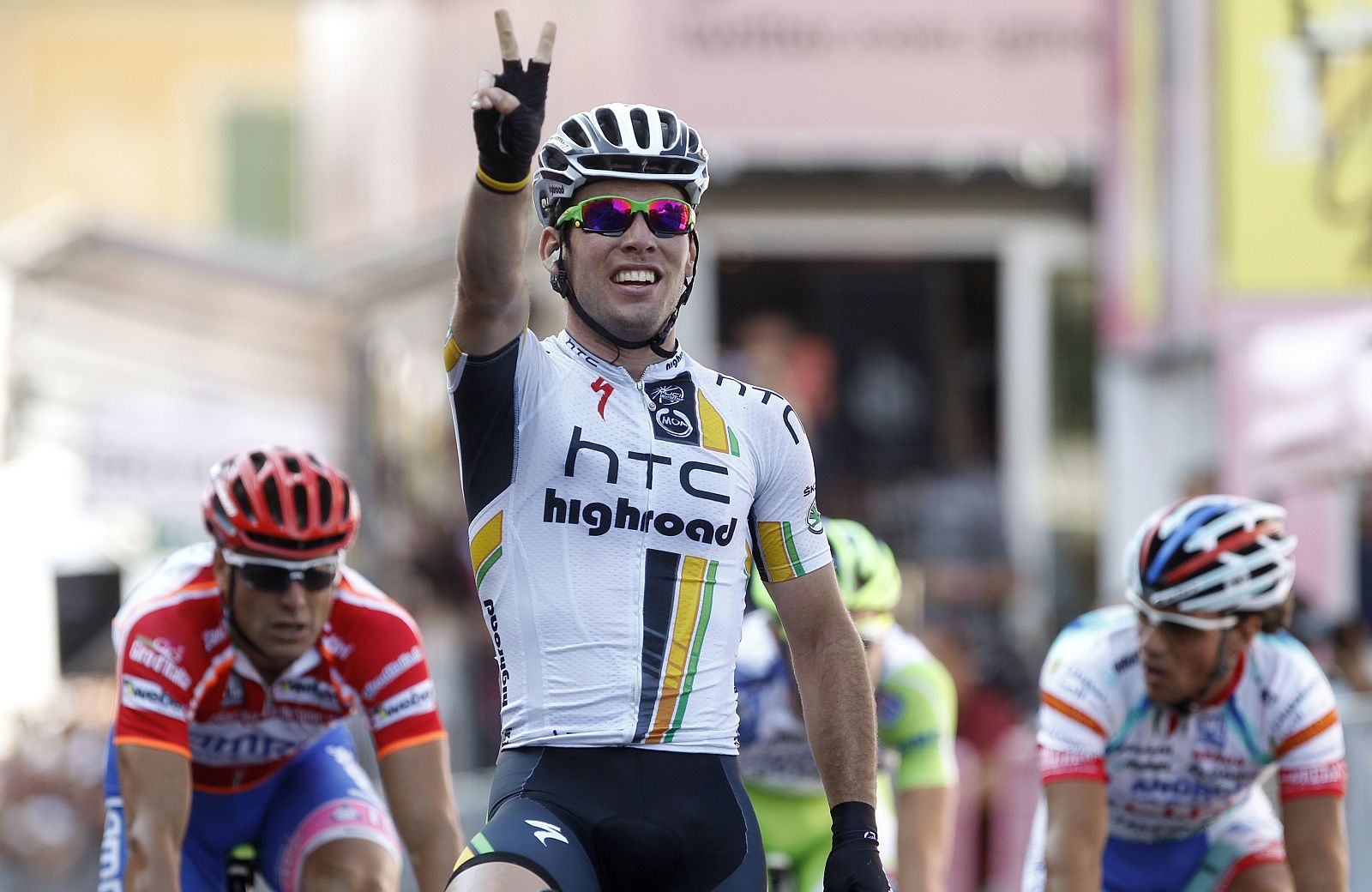 Cavendish celebra en la meta de Rávena su segunda victoria de etapa en este Giro.