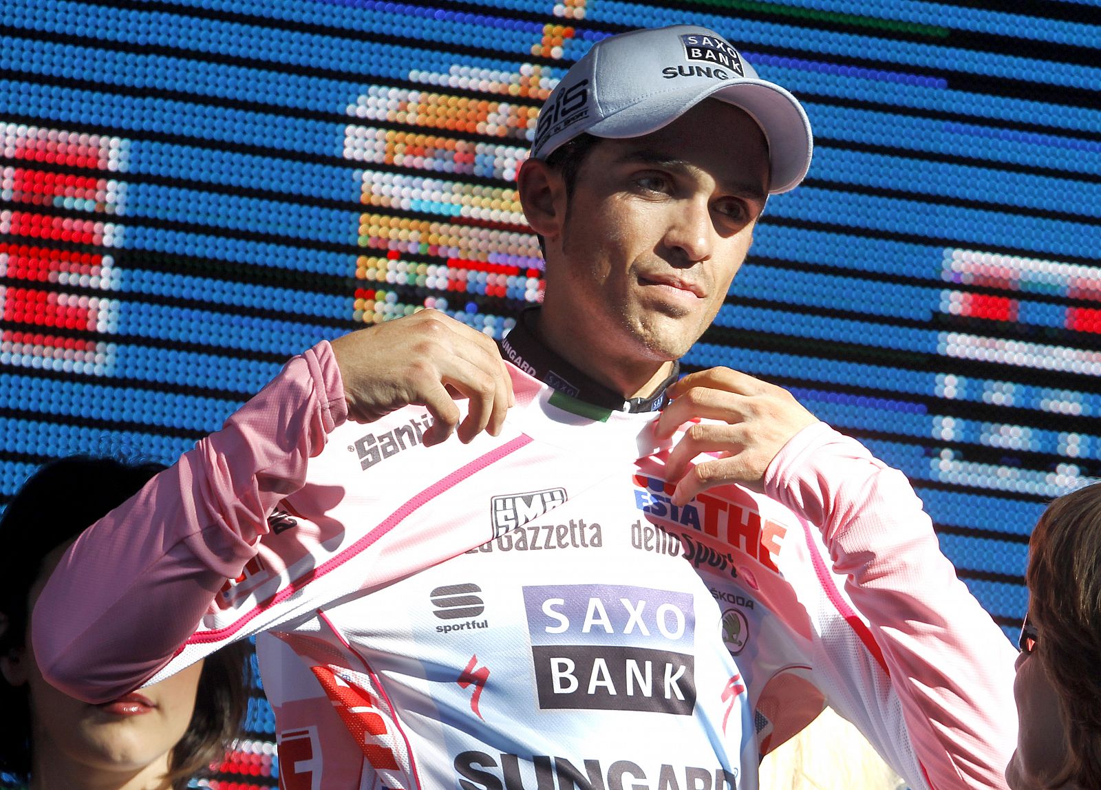 Contador se enfunda el maillot rosa en el podio del Giro.