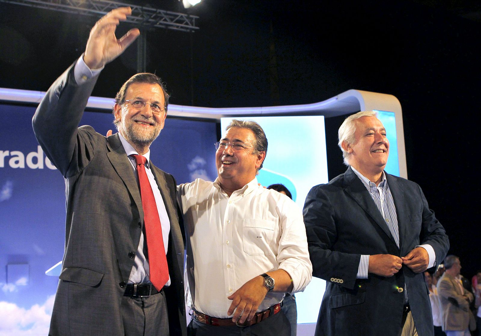 El presidente nacional del PP, Mariano Rajoy (i), acompañado por el líder de los populares andaluces, Javier Arenas (d), y el candidato a la Alcadía de Sevilla, Juan Ignacio Zoido (c)