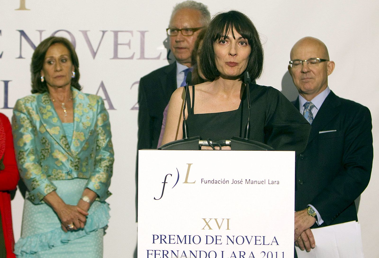 La escritora y periodista especializada en musica pop Silvia Grijalba, tras recibir el premio de novela Fernando Lara, que se ha fallado esta noche en una cena de gala celebrada en el Alcázar de Sevilla.