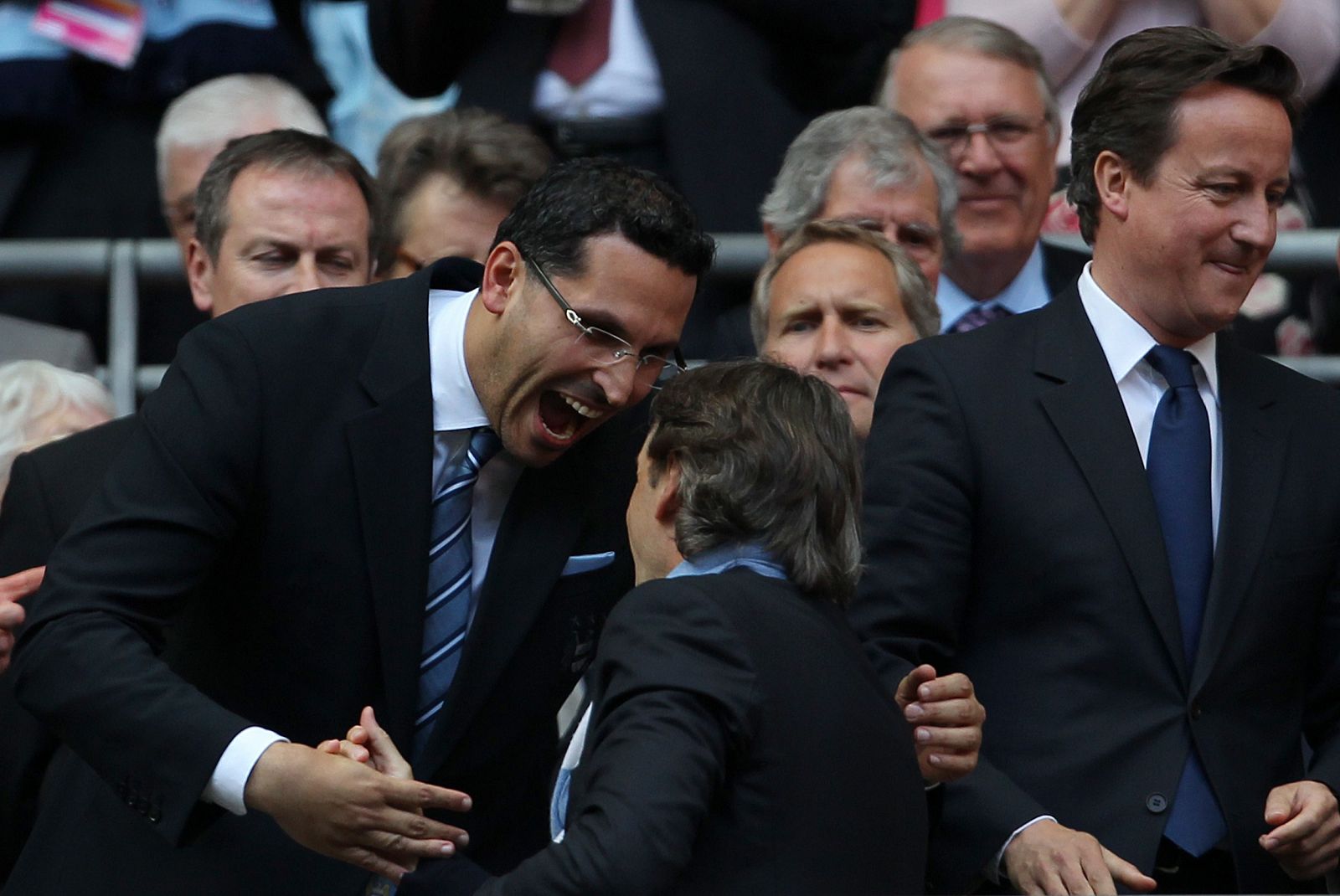 El propietario del City Sheikh Mansour felicita al entrenador Mancini tras la conquista de la FA Cup.