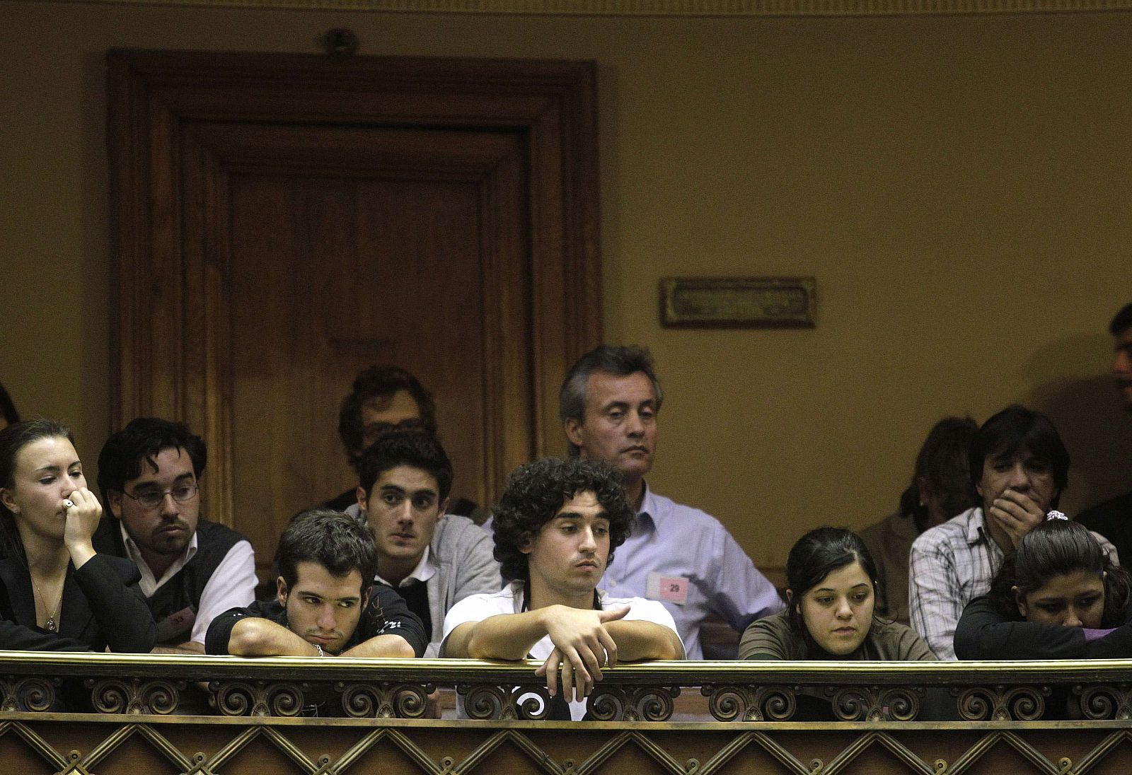 Los ciudadanos presentes en la Cámara uruguaya, decepcionados con el resultado de la votación.