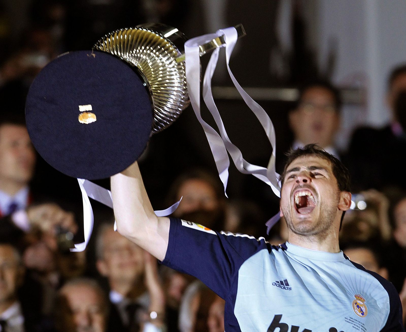 El capitán del Real Madrid, Iker Casillas, levanta la Copa del Rey 2011 conseguida frente al Barcelona.