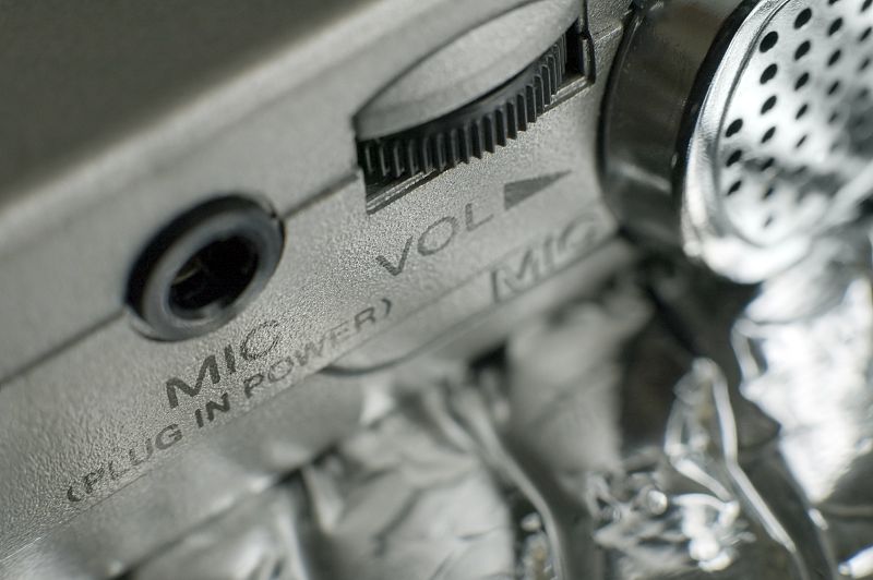 La voz grabada solo registra las frecuencias transmitidas por el aire, por eso suena distinta