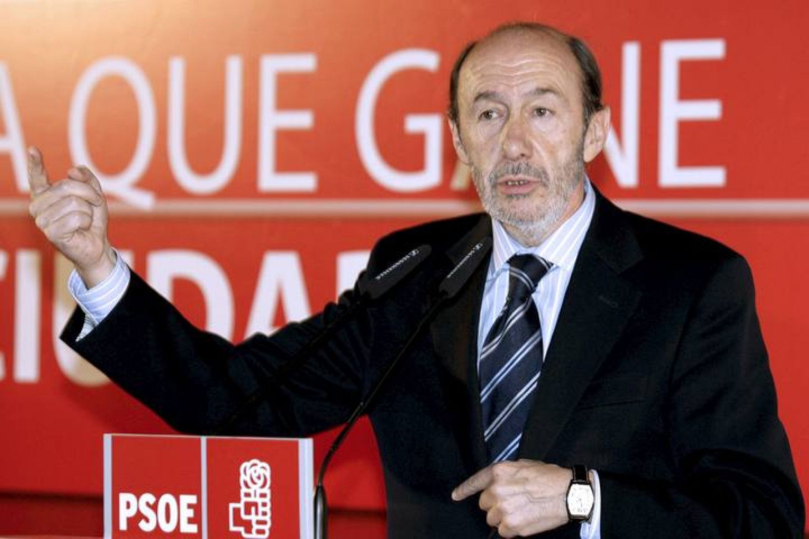 El vicepresidente del Gobierno y ministro del Interior, Alfredo Pérez Rubalcaba, en un mítin en Murcia