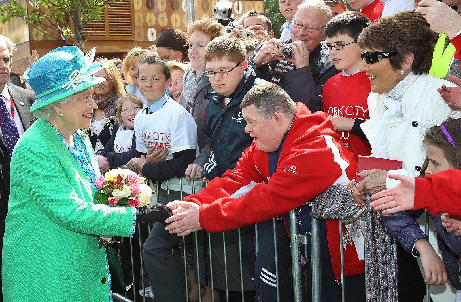 La Reina de Inglaterra saluda a ciudadanos de a pie en el exterior del mercado inglés de Cork.