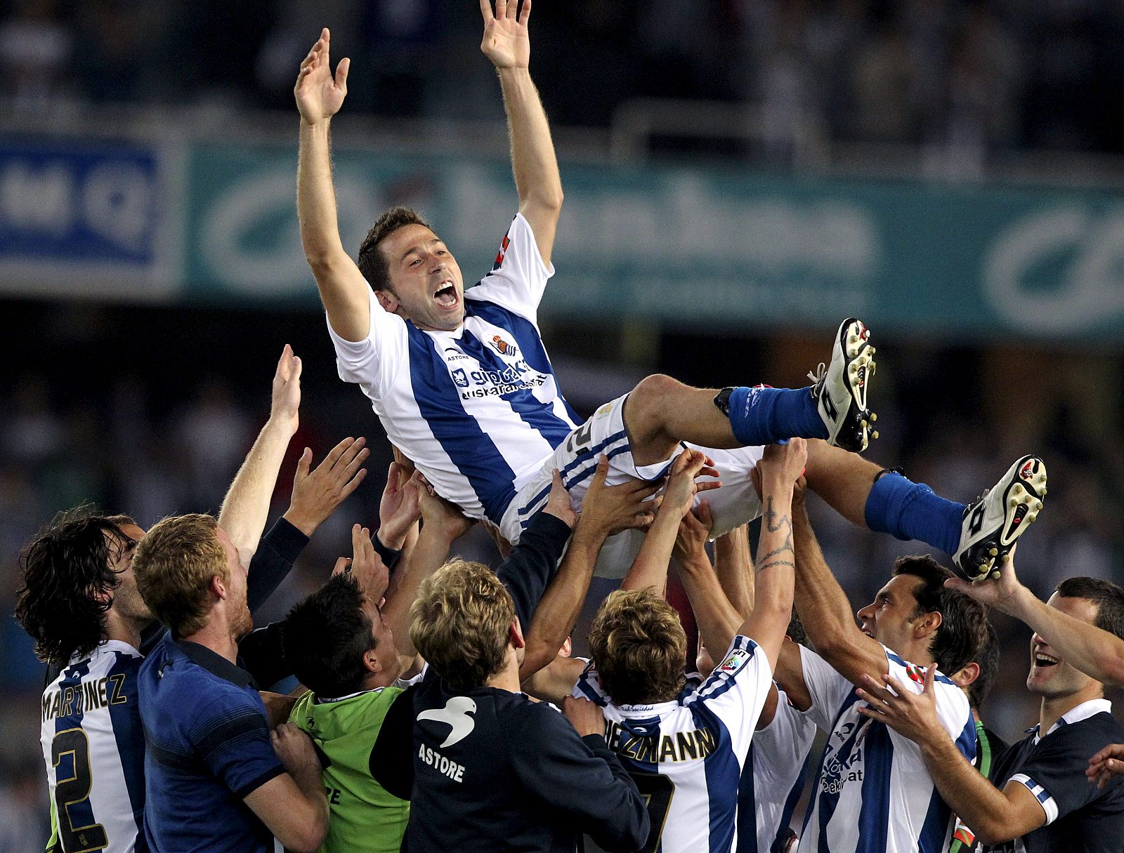 Los jugadores de la Real Sociedad mantean a Raúl Tamudo, celebrando la permanencia.