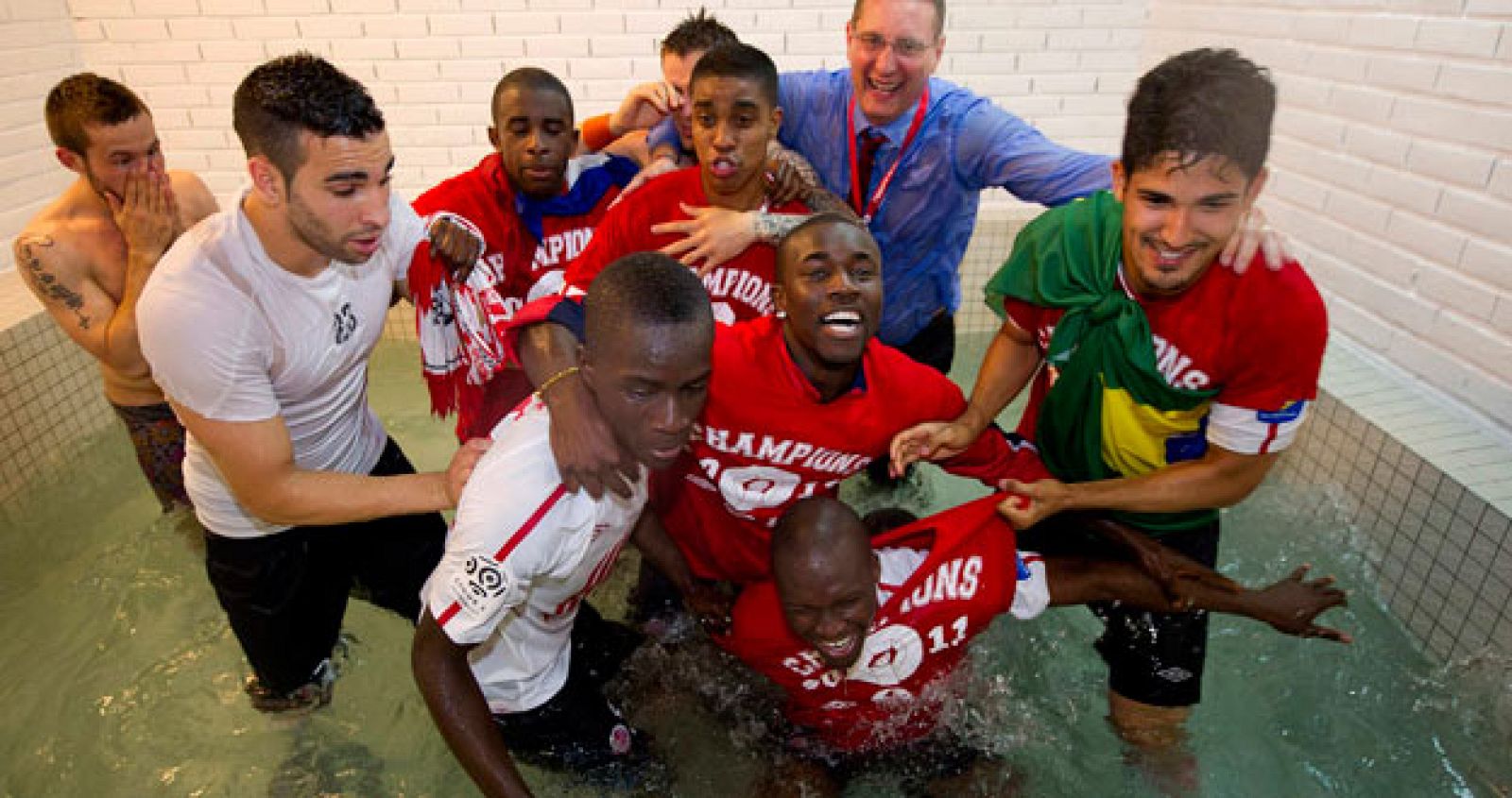 Los jugadores del Lille celebran el campeonato de liga, un título que no conseguía el club desde 1954.