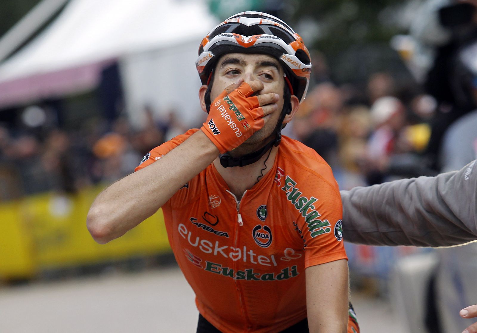 El corredor navarro del Euskaltel Mikel Nieve celebra su victoria en la meta de Val di Fassa.