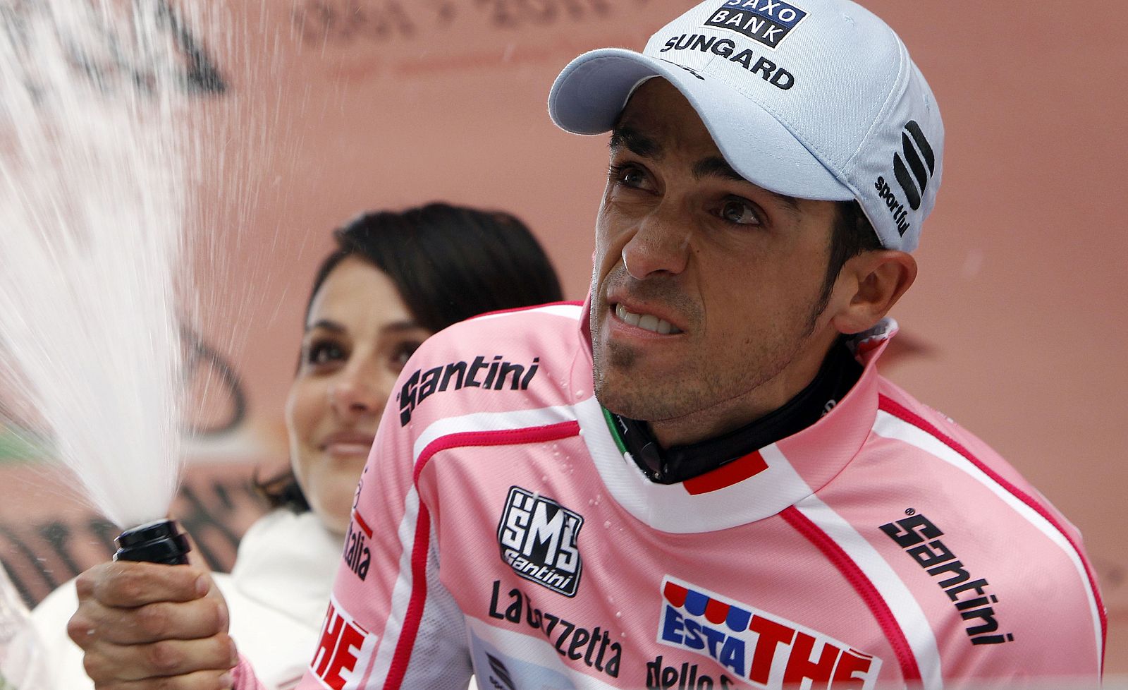 El líder de la carrera, Alberto Contador, en el podio de Gardeccia.