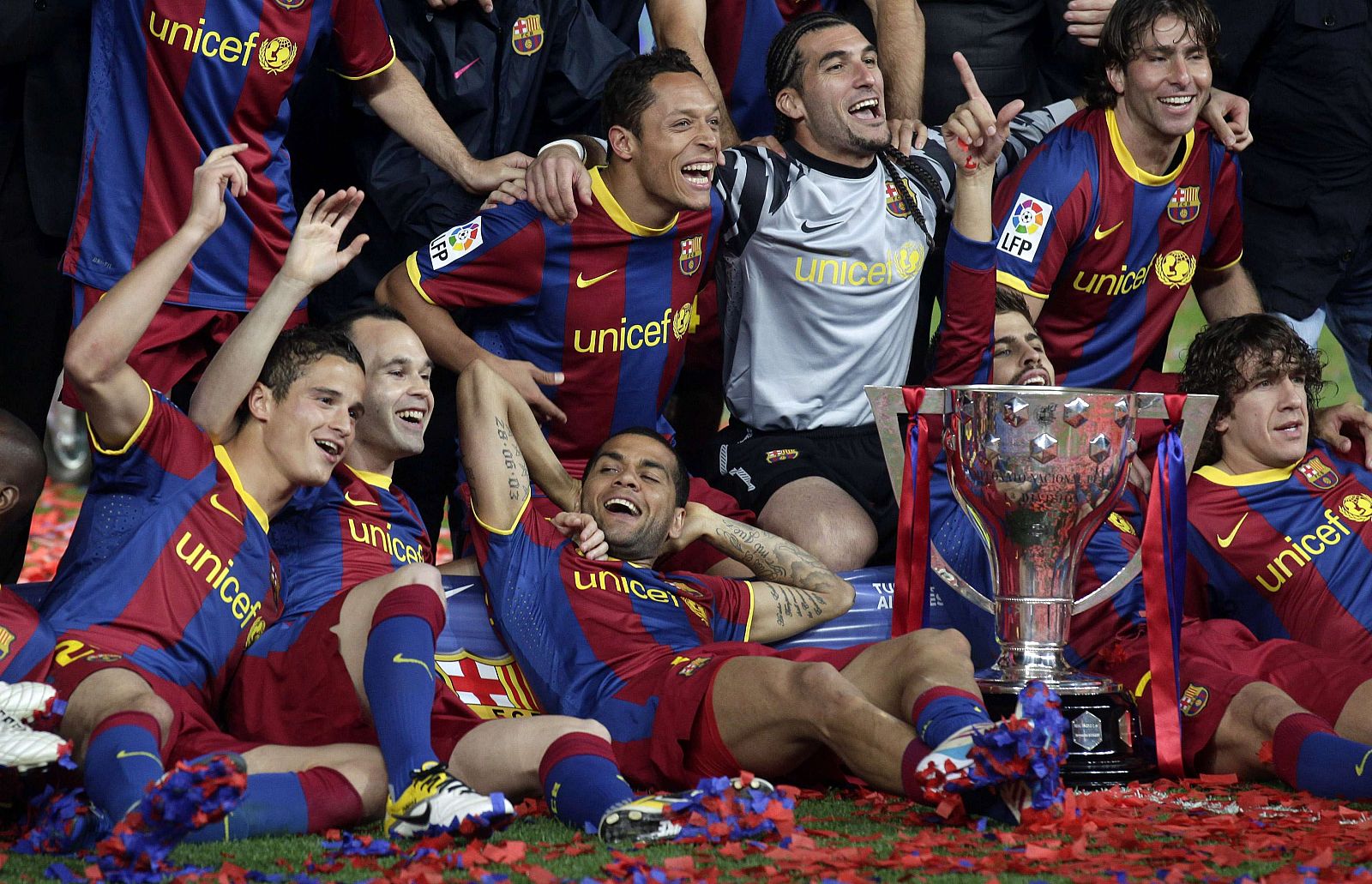 Los jugadores del Barça celebran la consecución del título liguero en el Nou Camp.