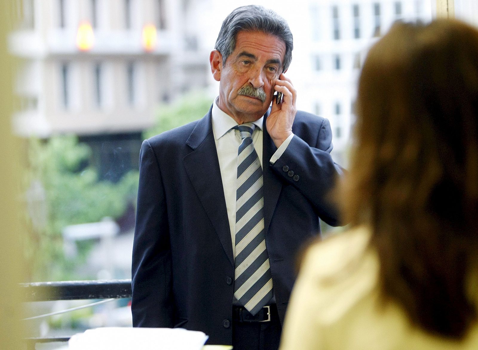 El presidente de Cantabria, Miguel Angel Revilla, siguiendo el resultado de las elecciones municipales y regionales.