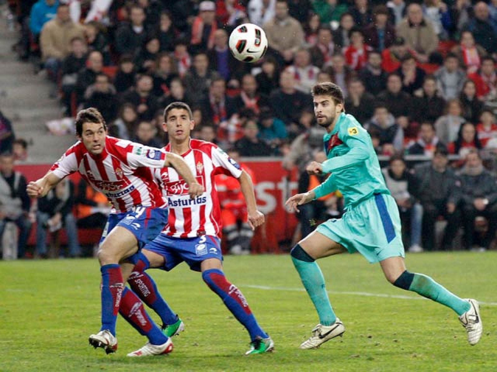 El jugador del Sporting, José Angel, durante un partido frente al que será su nuevo equipo, el Barça.