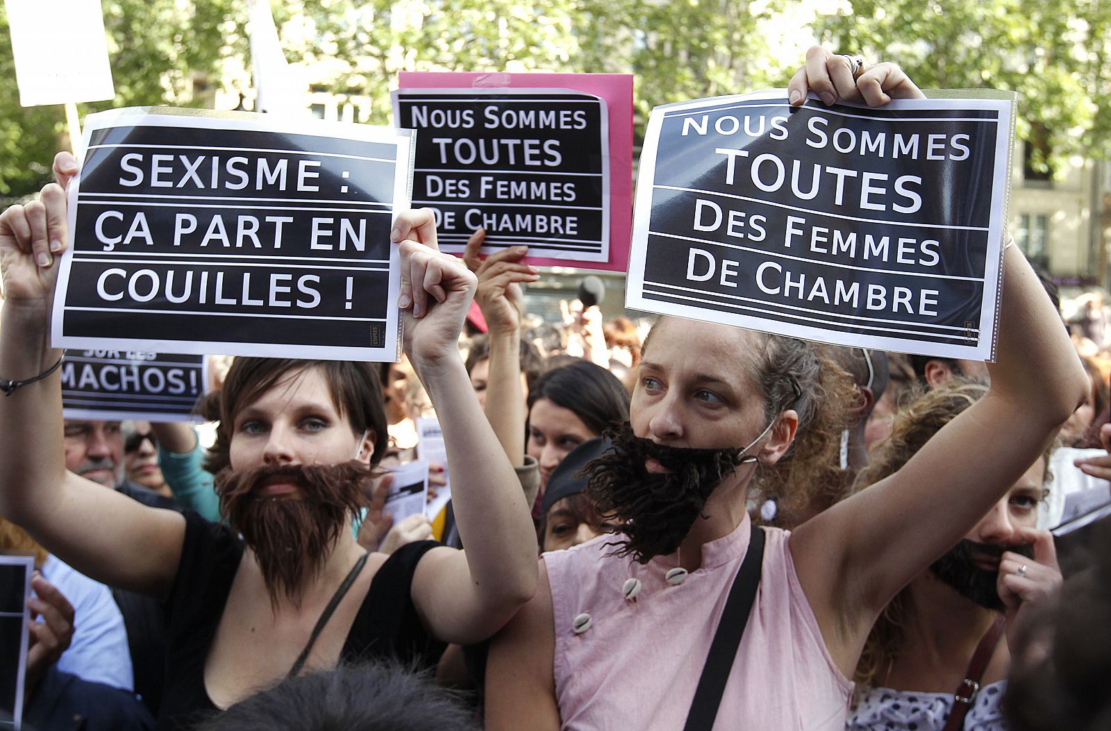 Varias mujeres se manifiestan en París contra el sexismo y las agresiones sexuales. El cartel de la derecha dice "todas somos camareras" en referencia al caso de Strauss-Kahn