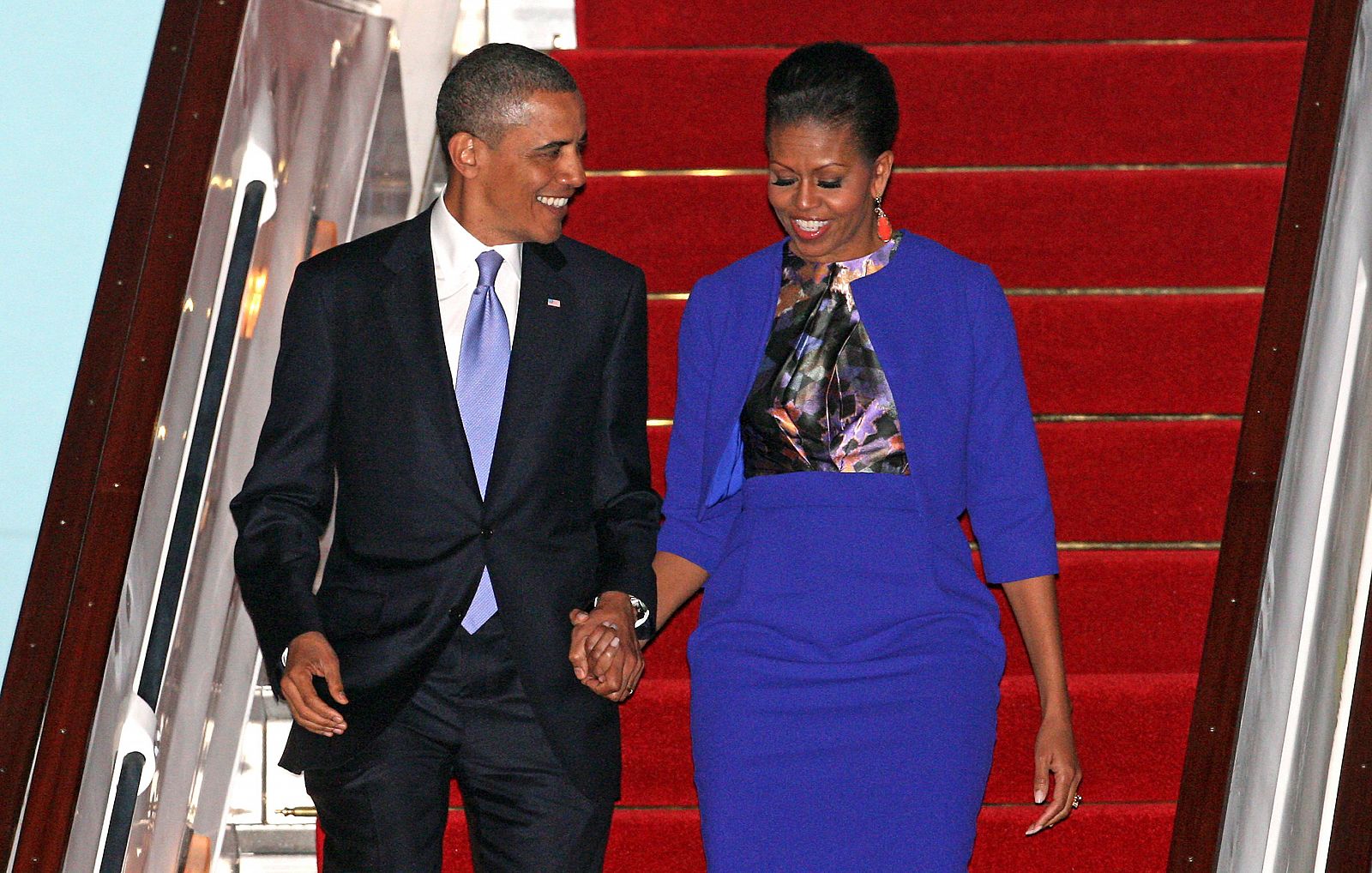 El presidente estadounidense, Barack Obama, y su esposa, Michelle (d), llegan al aeropuerto de Stansted, en Reino Unido.