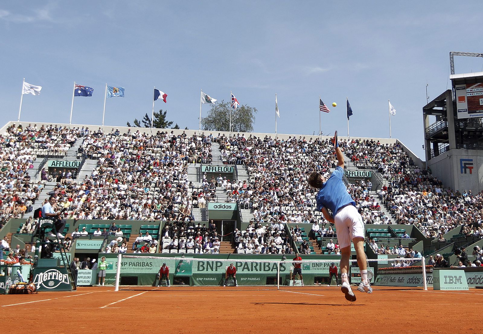 El tenista británico Andy Murray realiza un servicio ante el francés Eric Prodon durante la primera ronda del Torneo de Roland Garros, que se disputa en París.