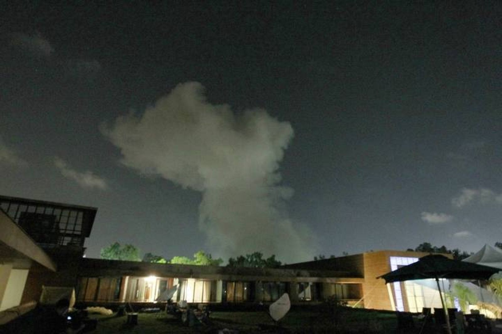 Una colmuna de humo se ha podido divisar tras los bombardeos de la OTAN sobre Trípoli