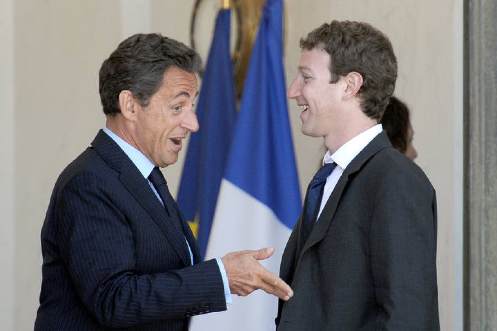  El fundador de Facebook, Mark Zuckerberg, a su llegada al encuentro con el presidente francés, Nicolas Sarkozy en el marco de la cumbre del 'G8 de internet'. 