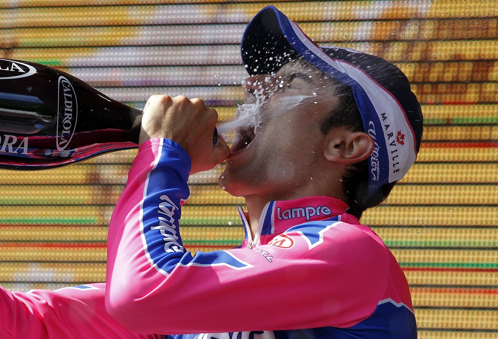 El italiano Ulissi celebra en el podio su victoria en la 17ª etapa del Giro.