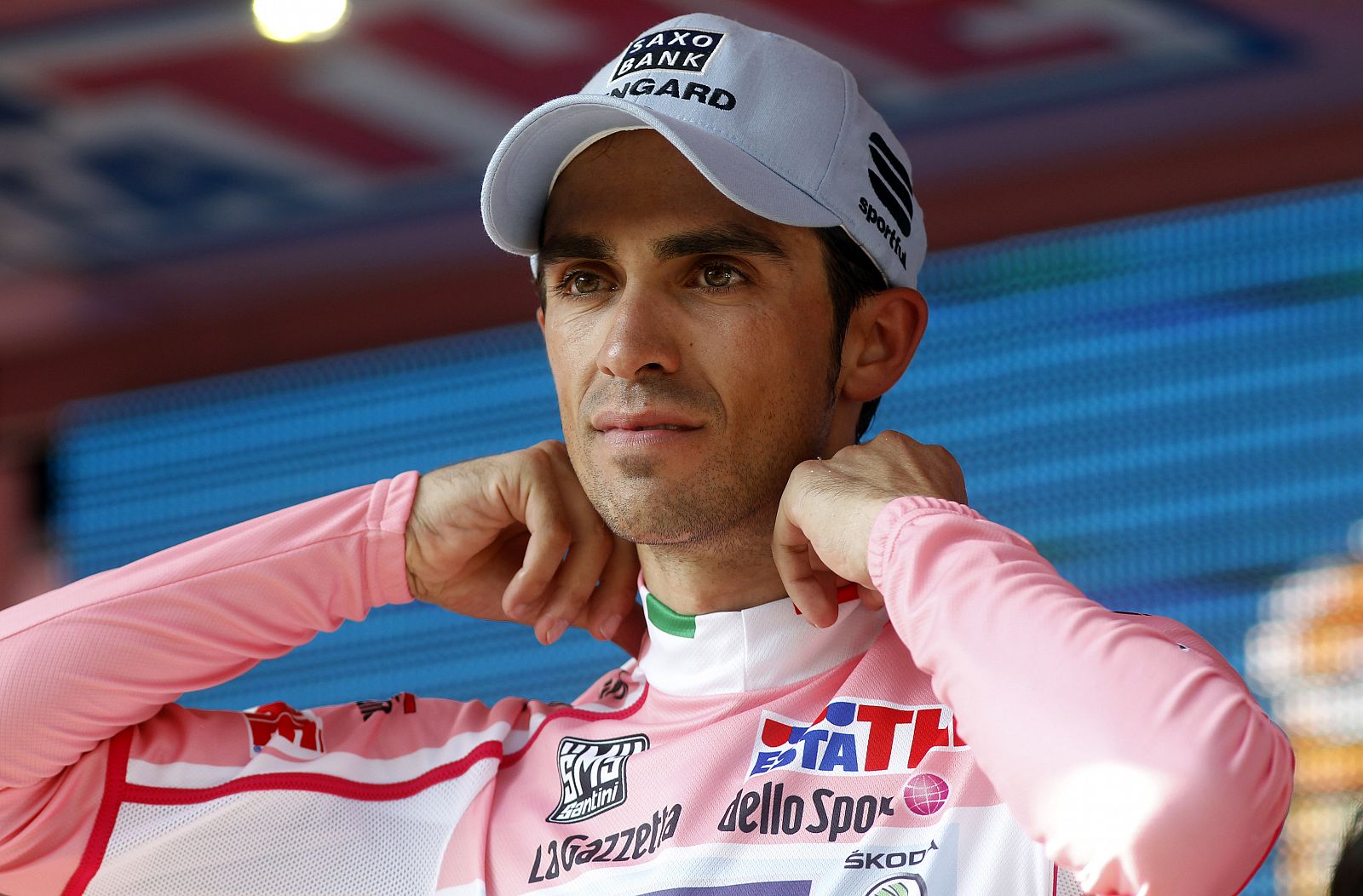 El español Alberto Contador en el podio de Tirano.