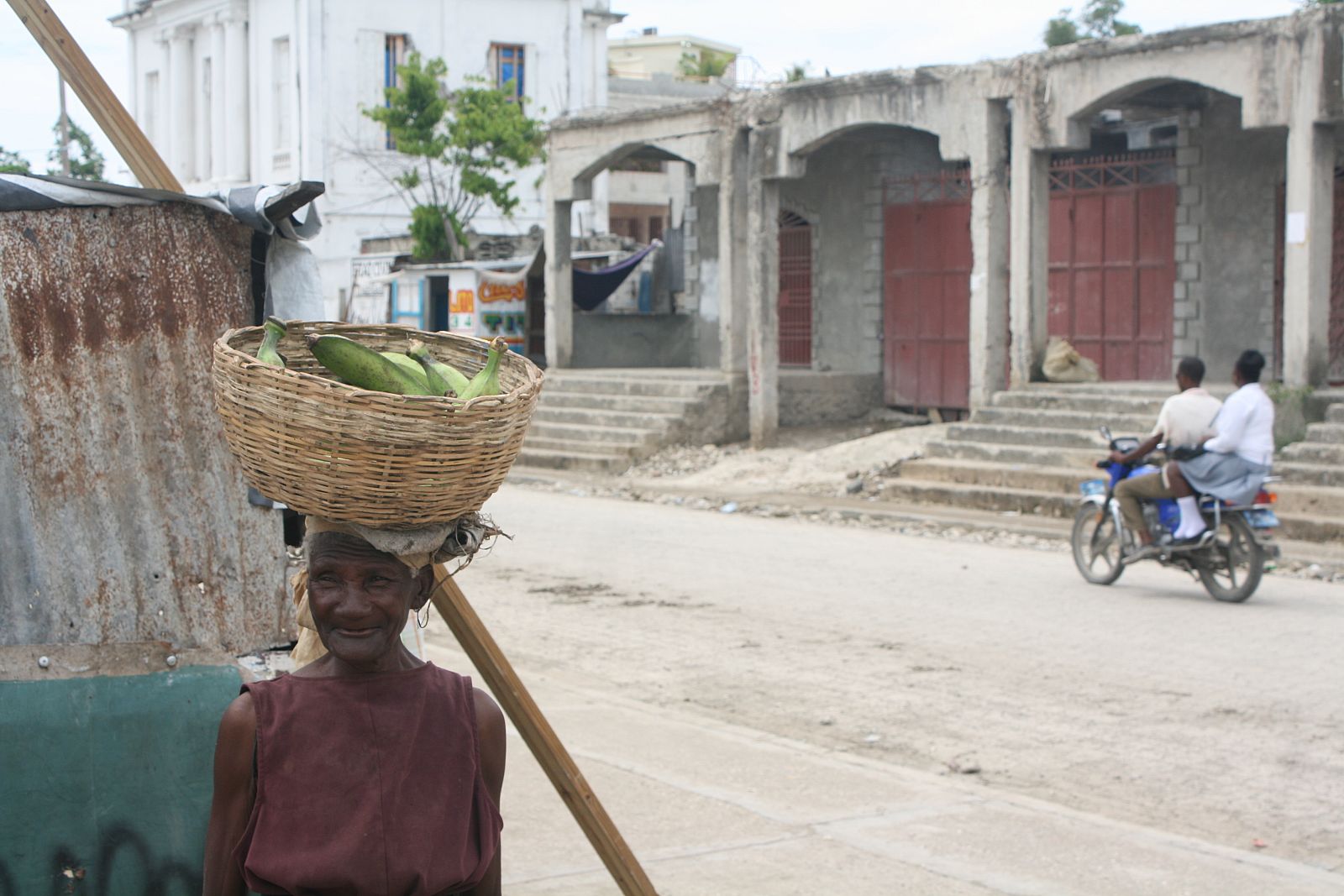 Anciana en la plaza central de Léogane, Haití.