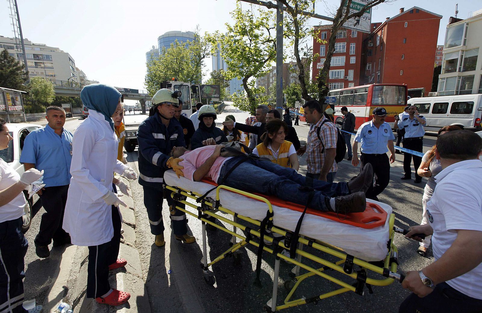 Un herido es conducido a la ambulancia para ser atendido.