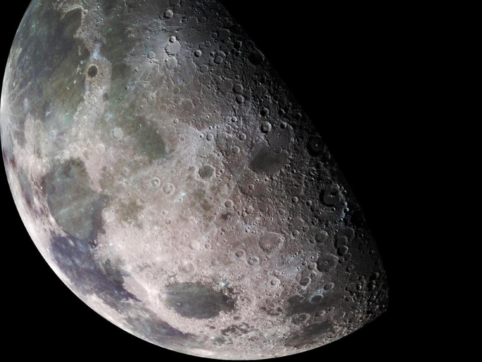 El interior de la Luna tiene 100 veces más agua de la que se pensaba