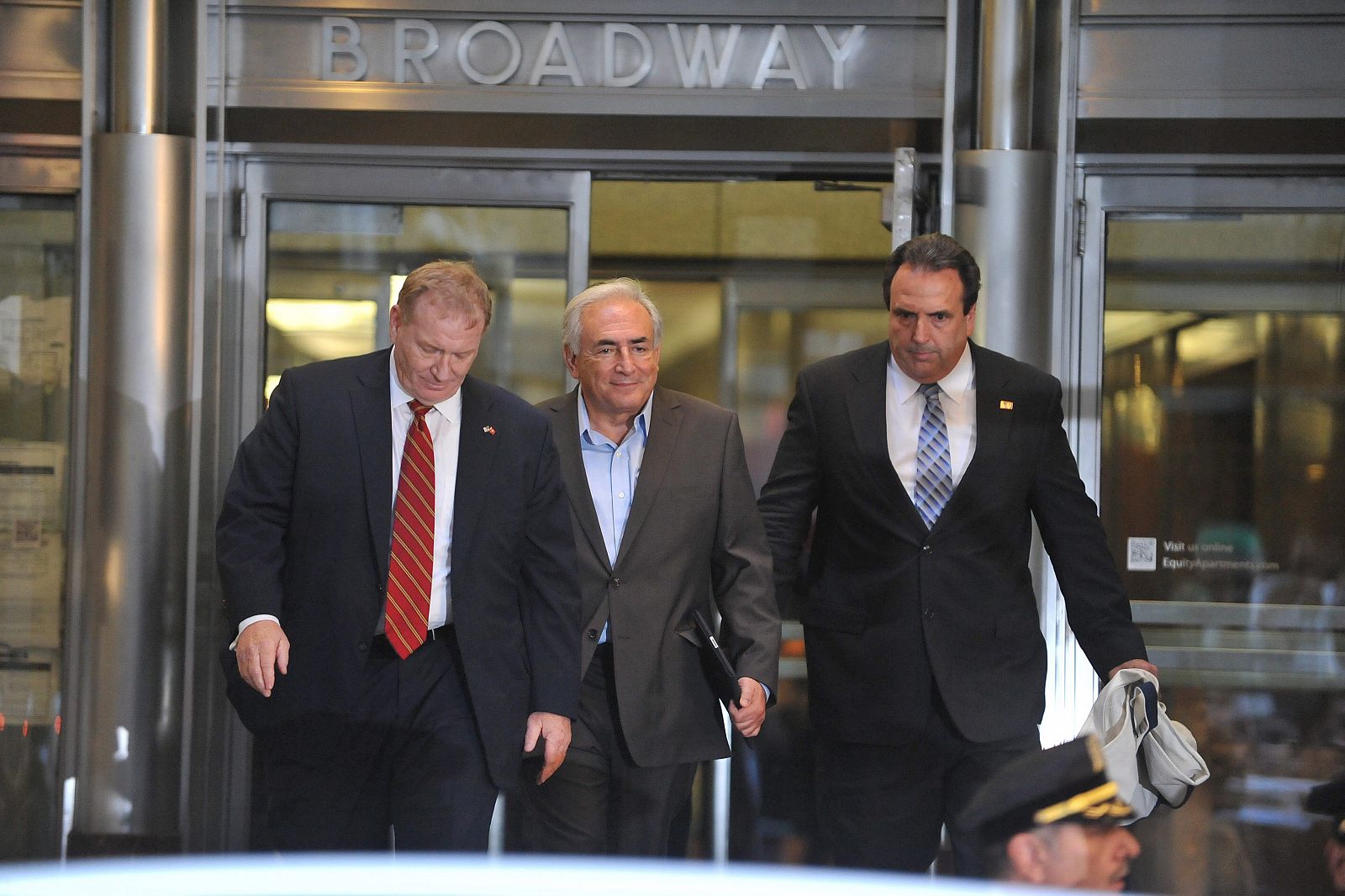 Dominique Strauss-Khan, saliendo de su apartamento ayer, miércoles 25 de mayo de 2011, en Nueva York