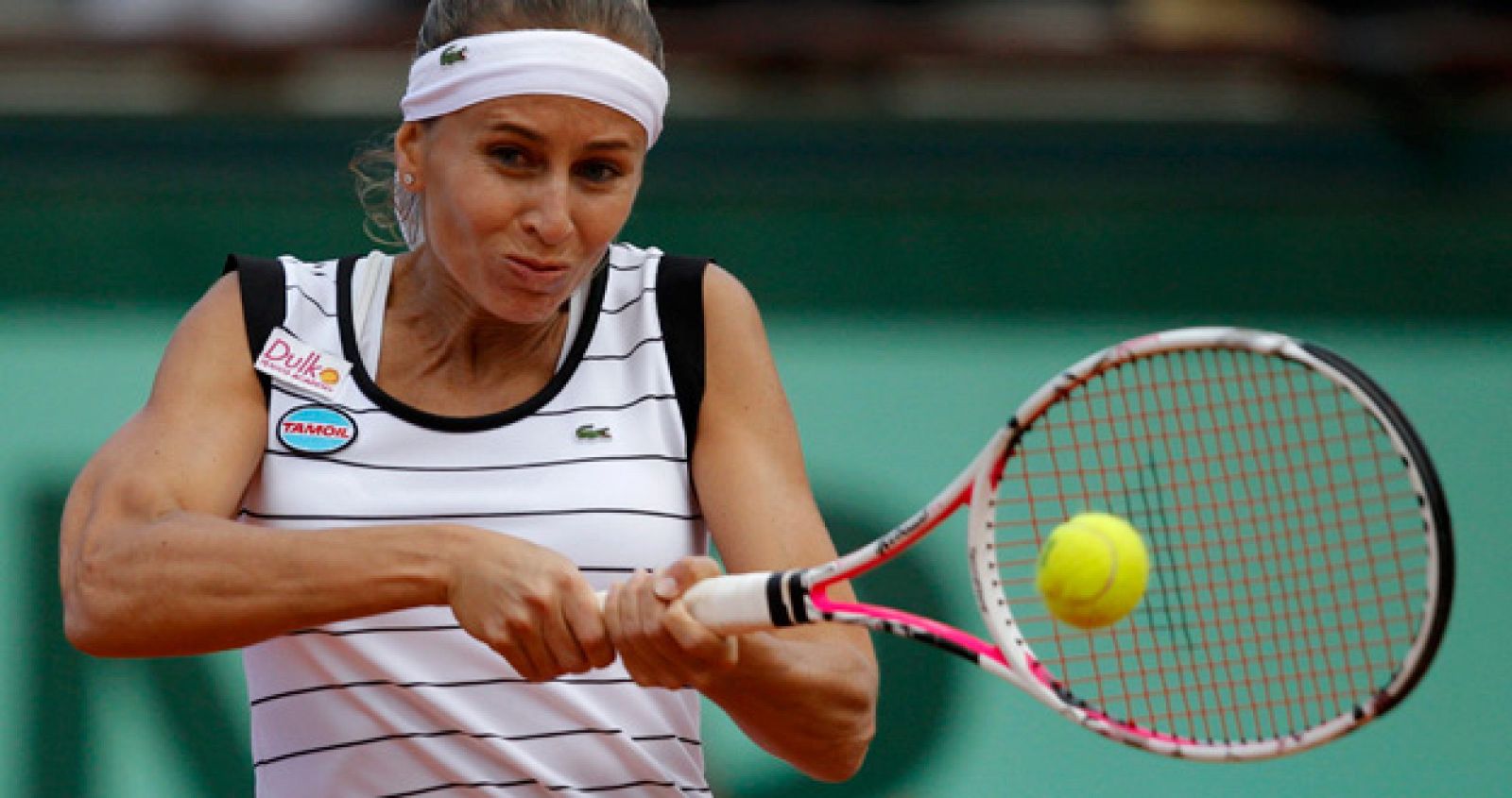 La tenista argentina Gisela Dulko golpea la bola ante su rival Samantha Stosur.